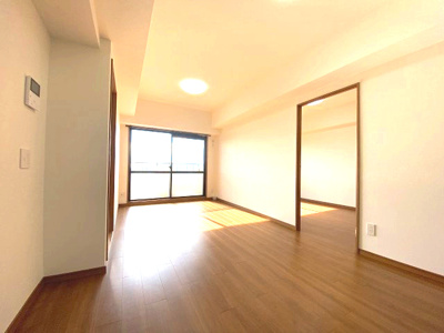 【居間・リビング】 | グローリアス東刈谷弐番館 | 窓から明るい日差しと開放的な景色が広がるリビング。広々とした空間で、日々の暮らしを心地よくお過ごしいただけます。