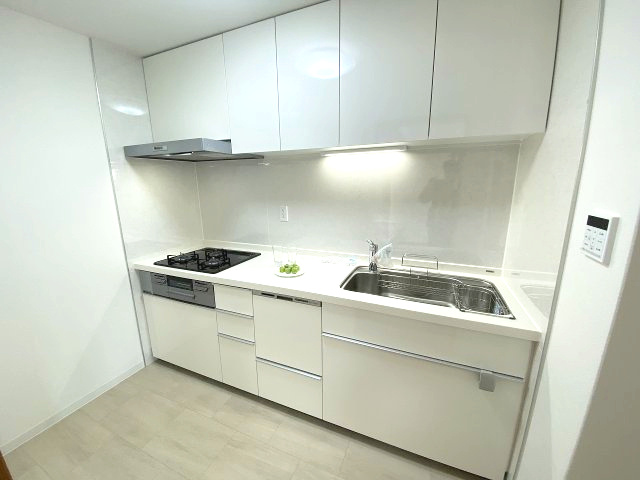 グローリアス東刈谷弐番館のキッチン|白を基調とした明るいシステムキッチン。上下に豊富な収納スペースを備え、調理器具や食器もすっきりと整理できます。