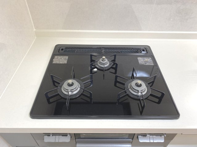 【キッチン】 | グローリアス東刈谷弐番館 | 調理の効率を格段に上げる3口ガスコンロを搭載。同時に複数の料理が手際よく進められ、忙しい毎日をサポートします。