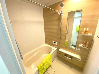 【浴室】 | グローリアス東刈谷弐番館 | 一日の疲れを癒す清潔感あふれるバスルーム。温かみのある壁とゆったりとした浴槽で、心安らぐバスタイムをお楽しみいただけます。