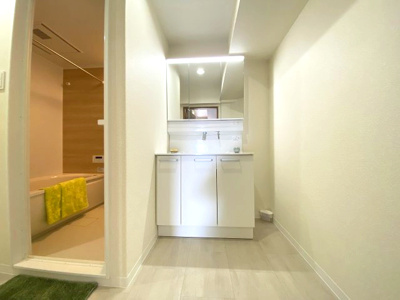 【独立洗面台】 | グローリアス東刈谷弐番館 | スペースの広い独立洗面化粧台はゆっくりと身支度を整えることが可能です！