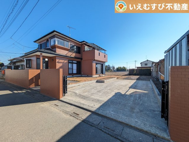 行田市野　中古戸建の駐車場|4台駐車可能なゆとりのカースペース
複数台車をお持ちでも、お友達が遊びに来てもゆとりの駐車スペース！
