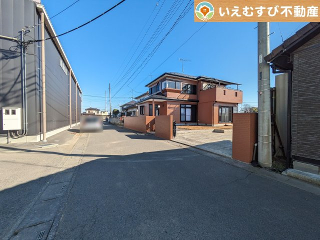 行田市野　中古戸建の前面道路含む現地写真|充分な広さの5ｍ前面道路
間口が広くお車の出し入れも問題なく行えるスペースが確保されています♪