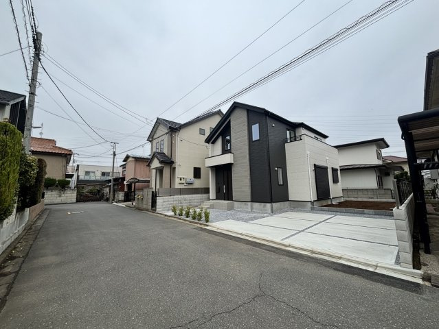 越谷市宮本町5丁目新築戸建ての前面道路含む現地写真