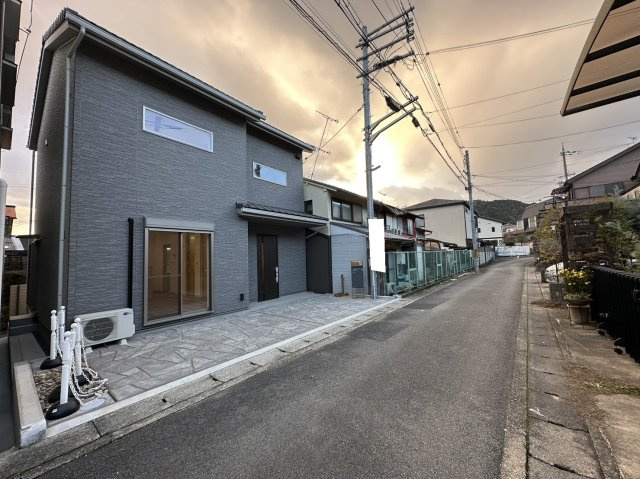 地下鉄東西線『御陵』駅まで徒歩３分★開放感のある吹抜けがあるお家★駐車１台可能★山科区御陵原西町の前面道路含む現地写真|前道