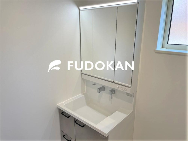 【独立洗面台】 | 東根市中央建売住宅 | 三面鏡の洗面台は、スタイリッシュなだけでなく収納力もあります。