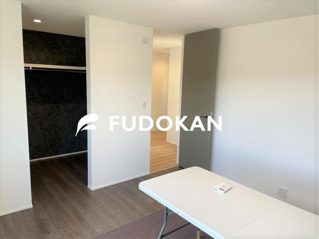 【玄関】 | 東根市中央建売住宅 | 大きいベットを置いてもスペースの取れる寝室です。