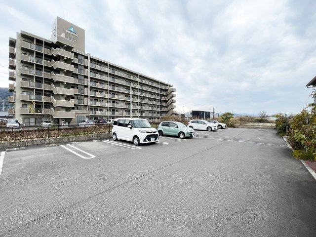 シャーメゾン南島田の駐車場