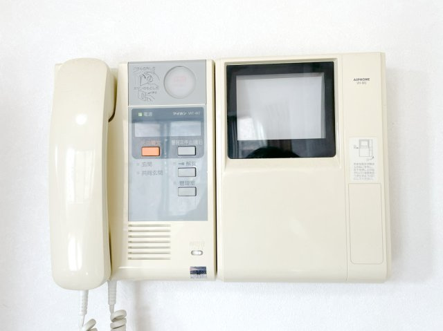 ロイヤル神戸北野通りの防犯設備|カラーモニターインターホン！声だけでなく来訪者の姿や顔がモニターで確認できるので、小さなお子様がいらっしゃるご家庭でも安心できます！