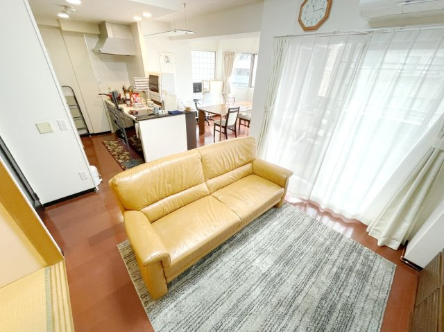 ロイヤル神戸北野通りの居間・リビング|日当たり良好の明るいリビングで朝の目覚めもスッキリできそう！対面キッチンでご家族のコミュニケーションも自然と増える設計！小さなお子様が遊ぶスペースを作っても広々とくつろげるLDK！