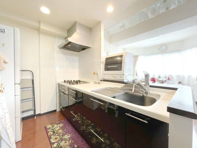 ロイヤル神戸北野通りのキッチン|子供を見守りながらお料理が出来るため家族のコミュニケーションか増えます♪スペースが広く確保されている為お子様が大きくなったときは一緒に料理を楽しめます♪