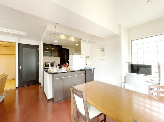 ロイヤル神戸北野通りのその他|リビングと統一感があり、使い勝手のいいキッチン。広々としているので、二人並んで作業が出来ちゃいます。お子様と一緒に色々なお料理に挑戦できるスペースがあります。