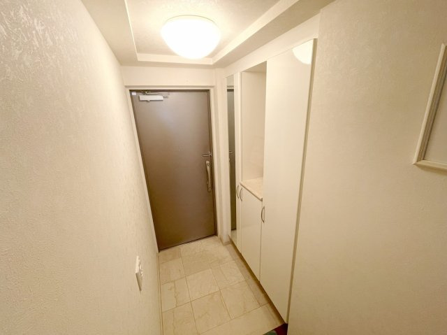 ロイヤル神戸北野通りの玄関|シューズボックスにはたくさんの靴が収納できるので玄関周りはいつもスッキリ！ご家族が増えても安心！