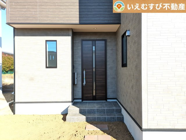 羽生市藤井上組2期のエントランス|セキュリティ充実で安心・安全の暮らしを提供
