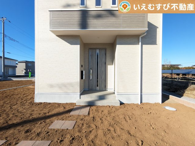 羽生市藤井上組2期のエントランス|セキュリティ充実で安心・安全の暮らしを提供
