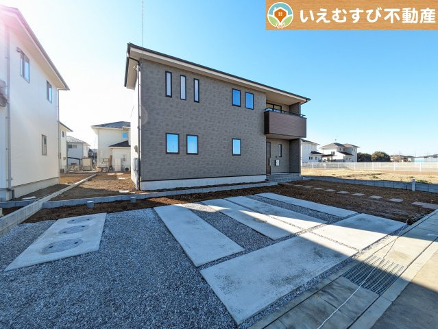 羽生市藤井上組2期の駐車場|前面道路が広く、間口もゆったり。駐車が苦手なママもらくらく停められます
