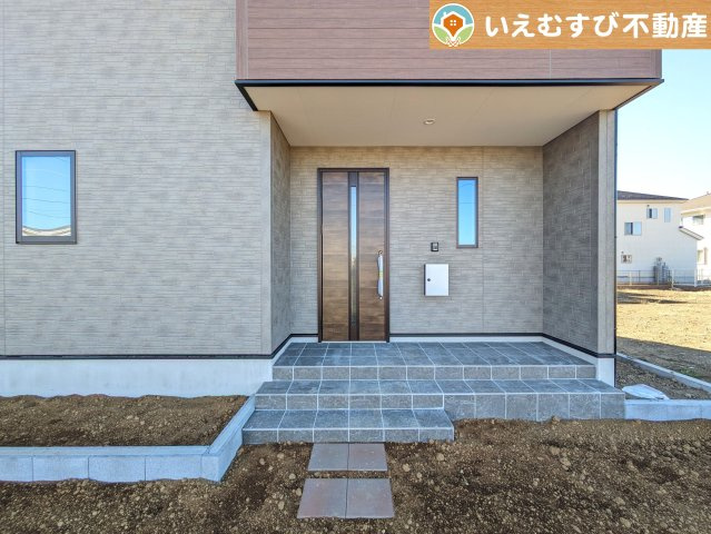 羽生市藤井上組2期のエントランス|セキュリティ充実で安心・安全の暮らしを提供
