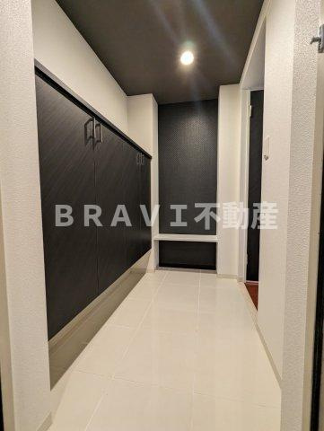 グランプラス谷町 BRAVI不動産の玄関