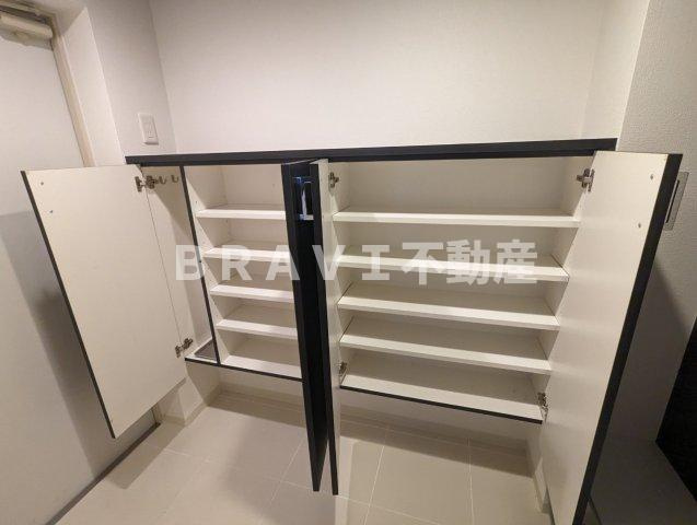 グランプラス谷町 BRAVI不動産の玄関