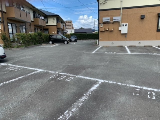 アクールD棟の駐車場