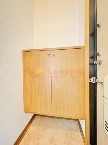 アクールD棟の玄関|類似物件の写真です