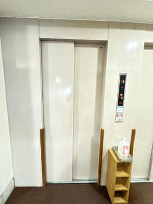 【その他共用部分】 | パシフィック磯子マンション | お買い物時やベビーカーの出し入れに便利なエレベーター付です。混雑時にも便利なエレベーター2基付です。