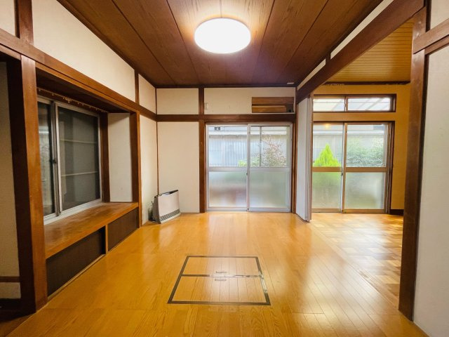 あきる野市伊奈　中古戸建の居間・リビング|リビングには掘りごたつがあります！