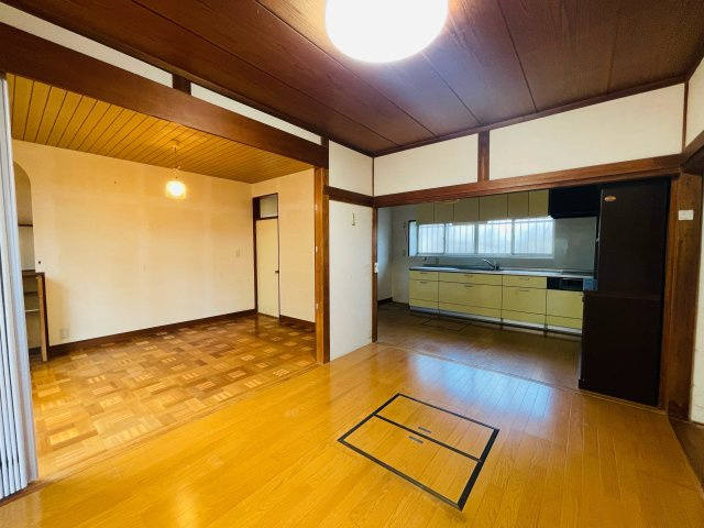 あきる野市伊奈　中古戸建の居間・リビング|オール電化！