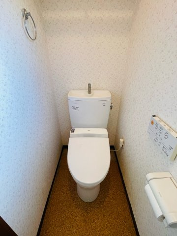 あきる野市伊奈　中古戸建のトイレ|1階のトイレ。温水洗浄便座です。