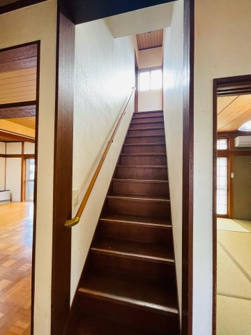 あきる野市伊奈　中古戸建のその他共用部分|2階へ上がる階段は一直線です。