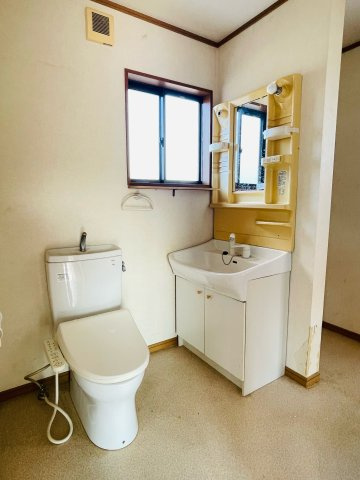 あきる野市伊奈　中古戸建のトイレ|トイレと洗面台。2階にも洗面台があります！