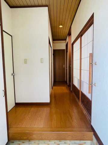 あきる野市伊奈　中古戸建の玄関|玄関入って左側にトイレがあります！