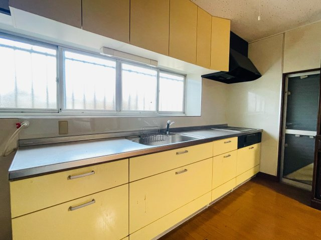 あきる野市伊奈　中古戸建のキッチン|広々したキッチン！3口コンロです。