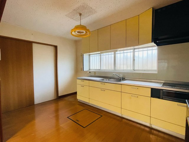 あきる野市伊奈　中古戸建のキッチン|キッチンには床下収納があります！