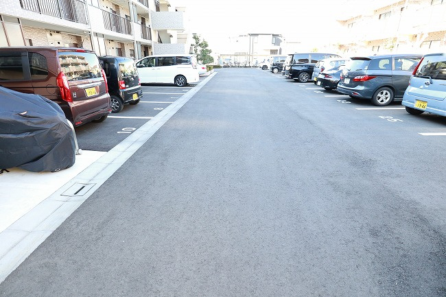 ルミエールコマチの駐車場
