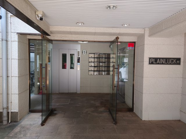 プレーンラックのエントランス