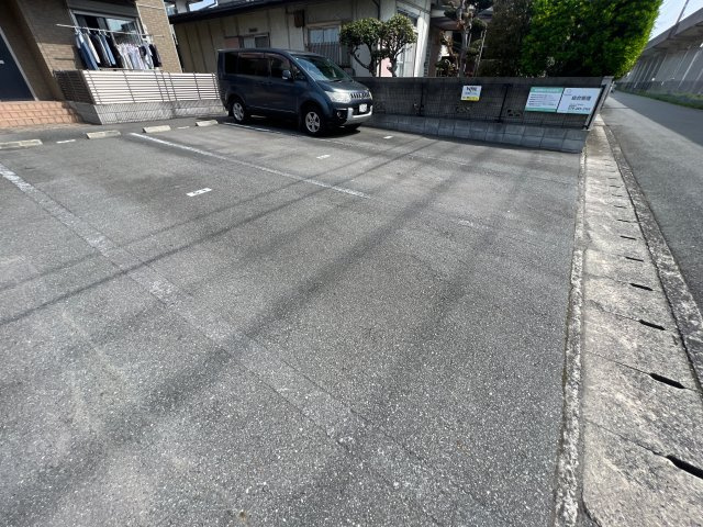 エクセレントの駐車場