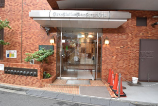 【エントランス】 | オートロックを備えた、マンションのエントランス。やはりセキュリティの観点は欠かすことができません。皆様を“安全”に送り出し、出迎えてくれます。～即日のご見学可能～　お問合せはお気軽にどうぞ。