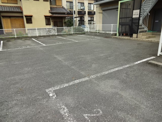ソレイユほりどめの駐車場