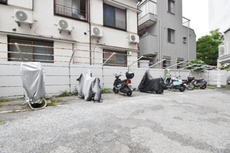 【駐車場】 | マンションの駐車場スペース。空きの有無や駐車料金、サイズ規定などについては、改めてお問い合わせください。～即日のご見学可能～　お問合せはお気軽にどうぞ。