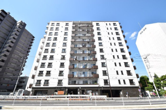 【外観】 | 青空によく映える建物です。手入れの行き届いた外壁やマンション正面エントランスなど、綺麗な姿をぜひ一度、現地にてご覧ください。～即日のご見学可能～　お問合せはお気軽にどうぞ。