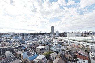 【展望】 | 眼前に広がる空の雄大さと、このお部屋の自慢の一つである「眺望」をご覧ください。毎日、この景色を独り占めできる新生活に夢が広がります。～即日のご見学可能～　お問合せはお気軽にどうぞ。