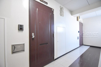 【その他共用部分】 | 皆様をお迎えする、お部屋の玄関ドア。開けやすさや開放角度、ドアノブの操作しやすさや鍵の形状などを、現地で一度ご確認ください。～即日のご見学可能～　お問合せはお気軽にどうぞ。