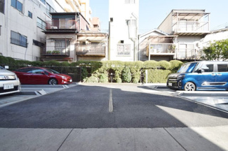 【駐車場】 | マンションの駐車場スペース。空きの有無や駐車料金、サイズ規定などについては、改めてお問い合わせください。～即日のご見学可能～　お問合せはお気軽にどうぞ。