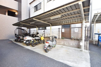 【駐車場】 | バイク置き場。空き区画の有無や駐輪料金、サイズおよび排気量規定などについては、改めてお問い合わせください。～即日のご見学可能～　お問合せはお気軽にどうぞ。
