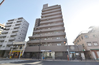 【外観】 | 青空によく映える建物です。手入れの行き届いた外壁やマンション正面エントランスなど、綺麗な姿をぜひ一度、現地にてご覧ください。～即日のご見学可能～　お問合せはお気軽にどうぞ。