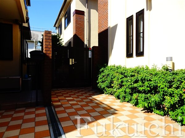 ラポール学芸大学のエントランス