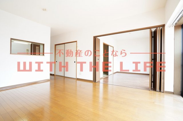 ペルソナ西町【キャッシュバック対象物件】の居間・リビング|こちらのリビングで趣味の時間をお楽しみください