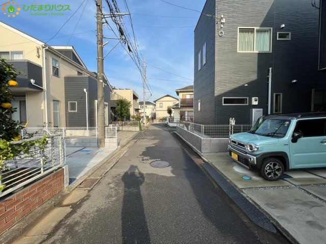 上尾市上　中古一戸建ての前面道路含む現地写真