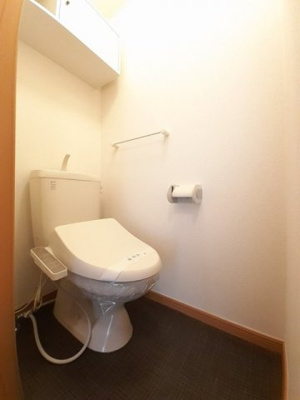 【トイレ】 | ノイ・ブローテＡ | 落ち着いた色調のトイレです